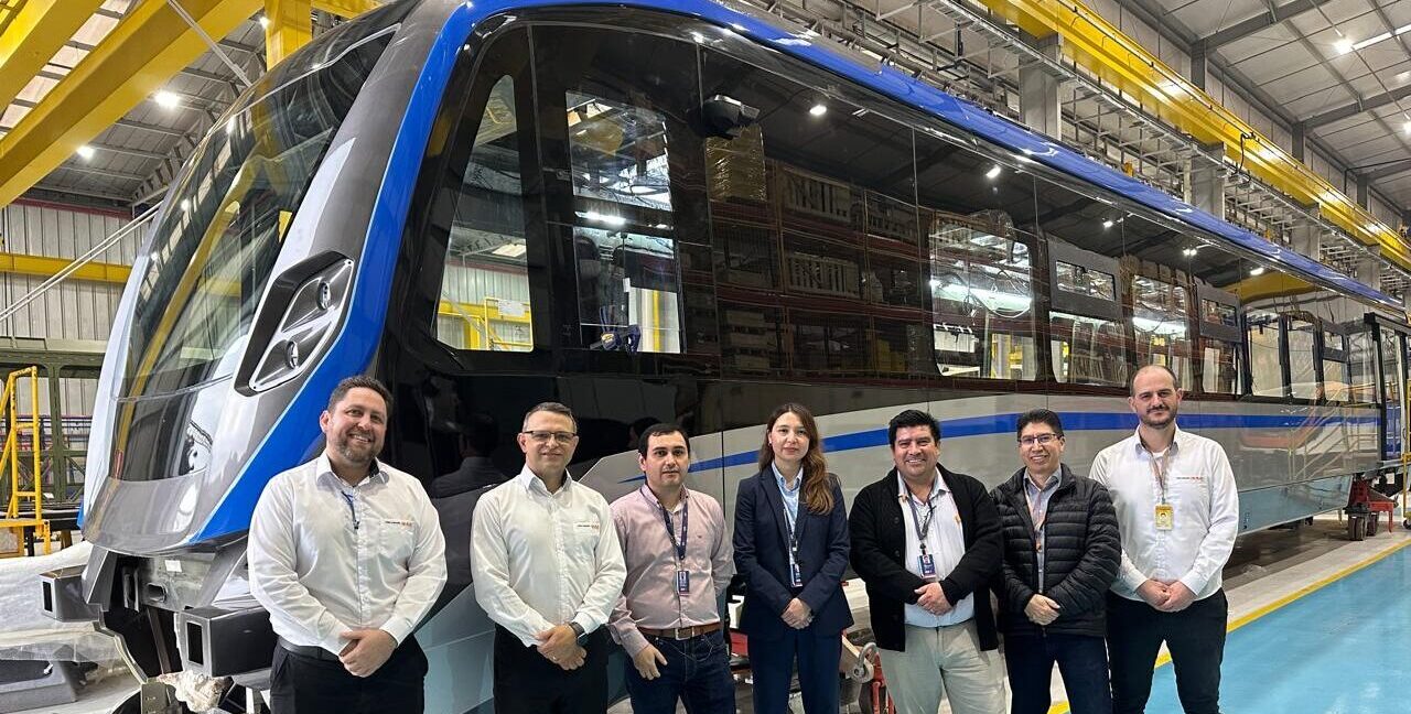 Avanza fabricación de nuevos buscarriles para Talca Constitución: Delegación de EFE visitó las instalaciones de Brasil