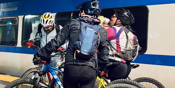 Cerca de 60 ciclistas se transportaron en el tren Limache Puerto para la primera cicletada del verano