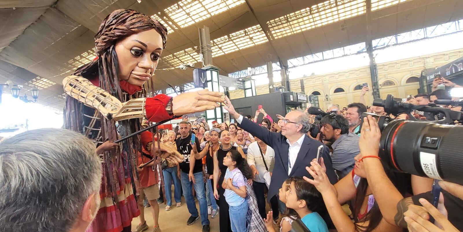 Comienza festival Teatro a Mil en la Estación Central de Ferrocarriles